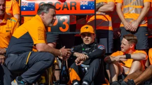 Leia mais sobre o artigo Design e Fórmula 1: como estratégia visual, marketing digital e performance constroem marcas de alta velocidade