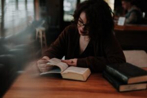 Leia mais sobre o artigo Marketing Digital para Escritores 2025: Como Promover Livros e Conquistar Leitores